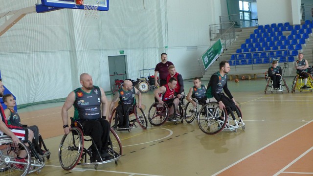 Drużyna Scyzorów Kielce (szare koszulki) podczas sobotniego turnieju w Kielcach