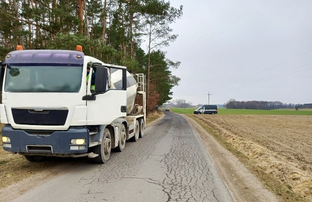 Kierowca betoniarki wjechał na drogę objętą zakazem wjazdu dla pojazdów cięższych niż 12 ton, a kierujący traktorem przewoził na przyczepie spory ładunek bez wymaganego zabezpieczenia.