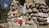 Szynwałd. Grota Matki Bożej z Lourdes pod Tarnowem uratowana. Kapliczka została odnowiona, a w planach są kolejne prace [ZDJĘCIA]