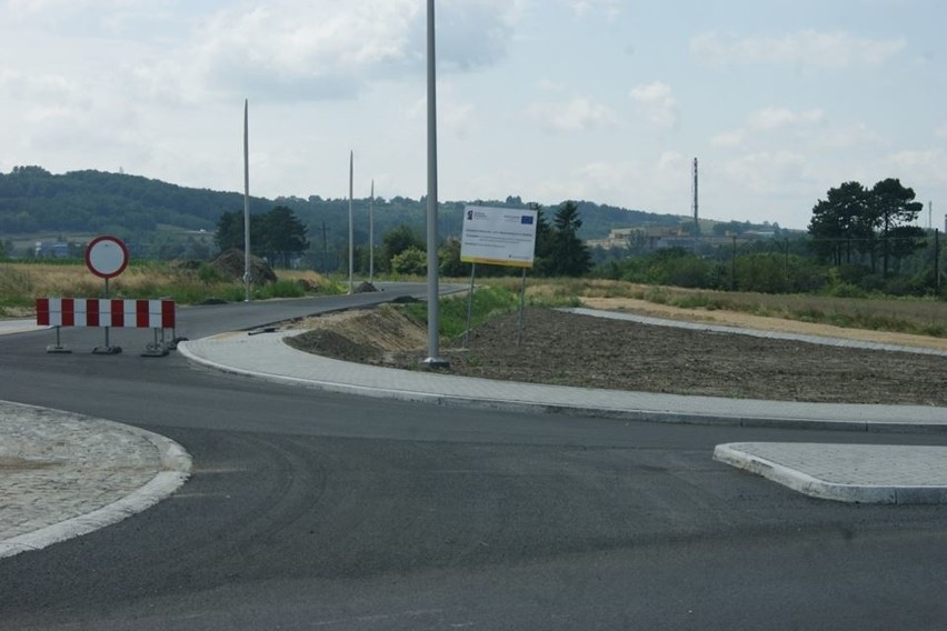 Obwodnica Wolbromia coraz bliżej. Budują trzecie rondo, dwoma już jeżdżą samochody