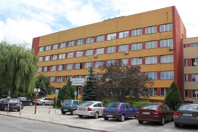 Zgodnie z decyzją wojewody szpital w Kozienicach powinien przygotować 237 łóżek do leczenia pacjentów z COVID-19.