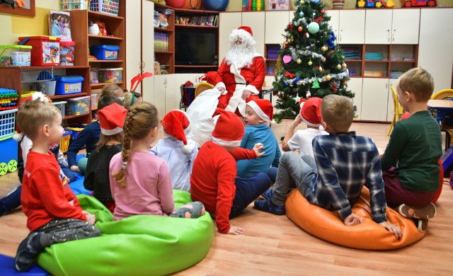 Piątek, 4 grudnia, był wyjątkowym dniem dla uczni&oacute;w Publicznej Szkoły Podstawowej numer 29 z Oddziałami Integracyjnymi imienia Władysława Broniewskiego w Radomiu. Zorganizowane zostały mikołajki dla najmłodszych.Tradycyjnie, jak co roku, panował szczeg&oacute;lny klimat, mimo braku białego puchu. Wszystko to za sprawą długo wyczekiwanego i szczeg&oacute;lnego gościa, kt&oacute;ry przybył do Publicznej Szkoły Podstawowej numer 29 w Radomiu. Dzieci rozpoznały Go od razu - to Mikołaj. Był to dobry znak, świadczący o tym, że dzieci były grzeczne i zasłużyły na prezenty.Mikołaj dotarł do szkoły z workiem pełnym słodkości, co uczniowie przyjęli bardzo entuzjastycznie. Dla każdego dziecka znalazła się słodka niespodzianka. Było dużo radości i uśmiech&oacute;w. Przejęte i uradowane buźki, zwłaszcza najmłodszych dzieci, potwierdziły, że wierzą w Mikołaja i niecierpliwie go oczekują.Na koniec wizyty przedszkolaki zrobiły sobie z Mikołajem pamiątkowe zdjęcia i zaprosiły go na przyszły rok. Mikołaj podziękował za tak wdzięczne przyjęcie, nieskrywany uśmiech i radość dzieci, a także zapowiedział, że na pewno wr&oacute;ci za rok i przywiezie cały worek prezent&oacute;w dla grzecznych dzieci.Spotkanie z Mikołajem minęło bardzo szybko i sprawiło dzieciom wiele radości i wrażeń. Oczekiwane cały rok Mikołajki minęły w bardzo miłej atmosferze i przyniosły naszym podopiecznym wiele radości. Dzień ten na długo pozostanie w pamięci wszystkich uczni&oacute;w.Kliknij w prawo, aby zobaczyć więcej zdjęć &gt;&gt;&gt;&gt;&gt;&gt;