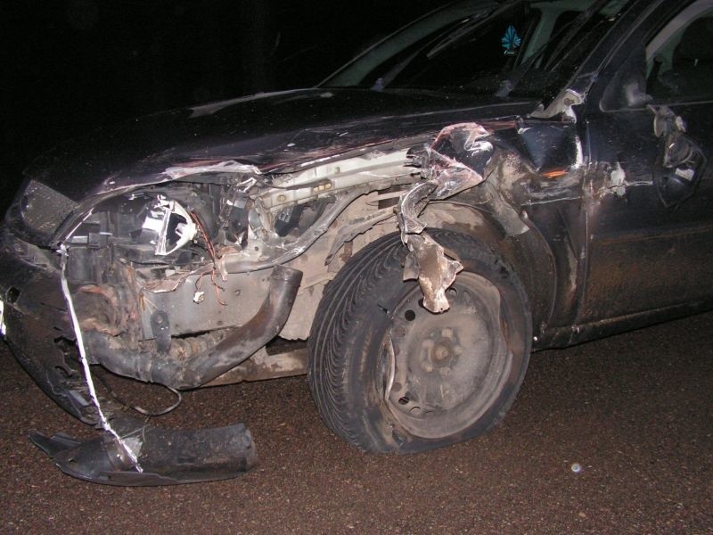 Pijany kierowca fordem uciekał przed policją. Rozbił golfa, chciał staranować radiowóz (zdjęcia)
