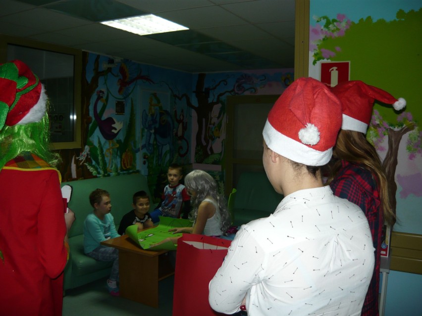 Uczniowie z Konarskiego odwiedzili dzieci w Wojewódzkim Szpitalu Zespolonym w Kielcach (ZDJĘCIA)