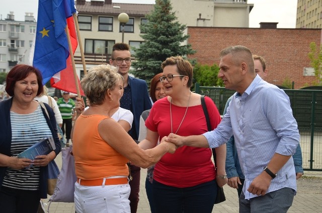 Od lewej Bartosz Arłukowicz i Katarzyna Lubnauer na placu targowym w Stalowej Woli