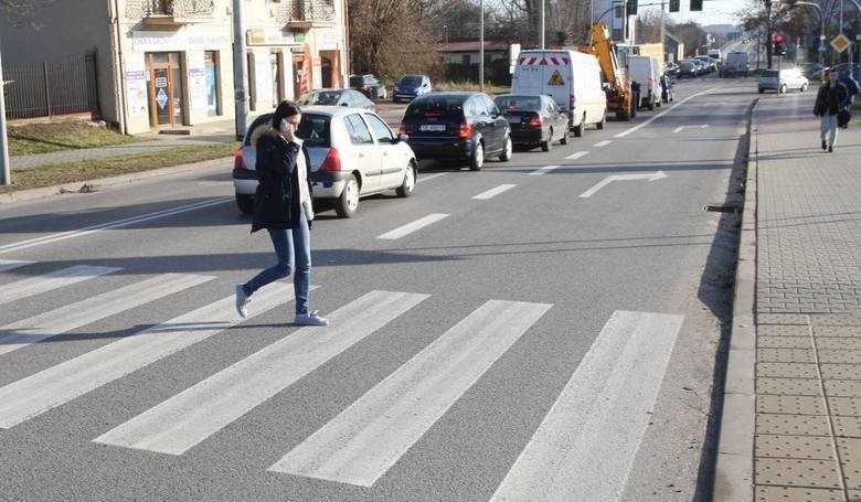 PIERWSZEŃSTWO PIESZYCH TAKŻE PRZED PRZEJŚCIEM...