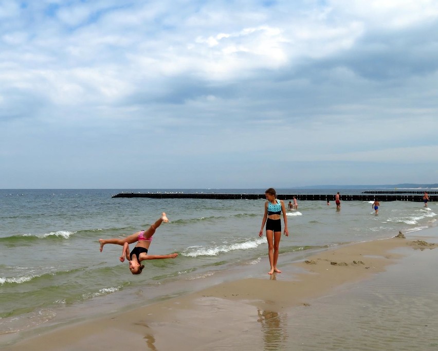 Rozpoczęło się lato. Wspaniała pogoda na plażowanie w Ustce....