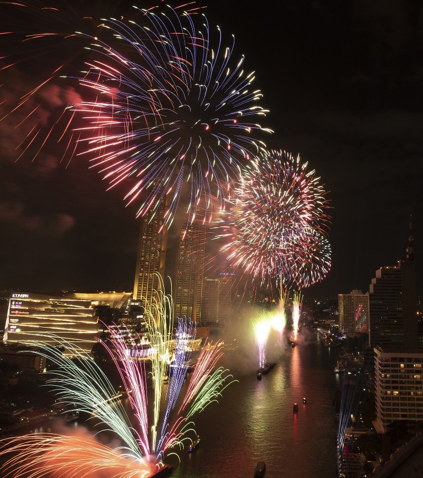 W Bangkoku pokaz fajerwerków odbył się nad rzeką Menam.