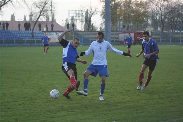 Marcus da Silva (jasna koszulka) podczas meczu z Włocłavię Oltech (0:0). Obok Mariusz Sobolewski i Bartłomiej Dębicki.