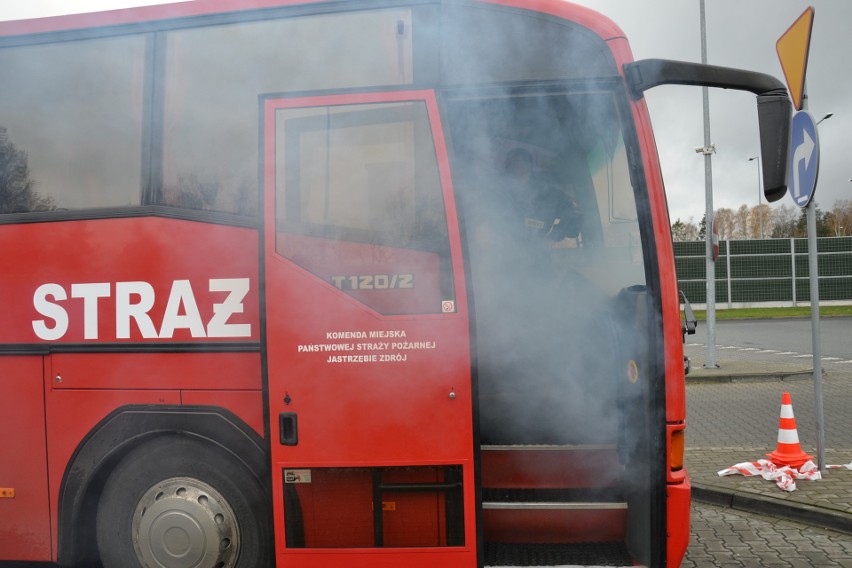 Przy autostradzie A1 w Żorach autobus stanął w ogniu. Strażacy wyciągali rannych ZDJĘCIA