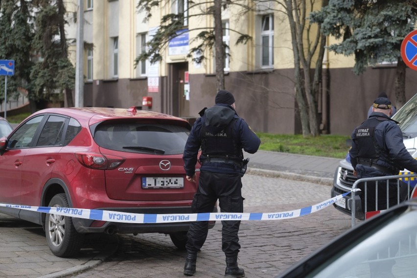 Przed szpitalem zakaźnym przy ul. Krasińskiego w Toruniu...