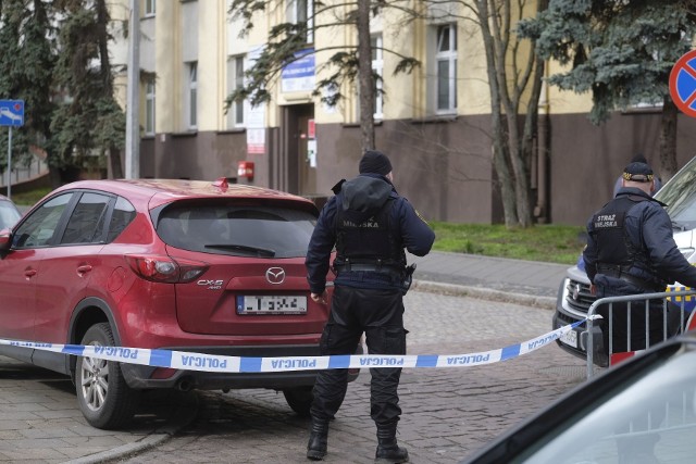 Przed szpitalem zakaźnym przy ul. Krasińskiego w Toruniu pojawiła się żandarmeria wojskowa, straż miejska i policja. Mundurowi zablokowali dojazd do lecznicy.- Budujemy mobilną izbę przyjęć, to ostatni etap przygotowań lecznicy - mówi Janusz Mielcarek, rzecznik Wojewódzkiego Szpitala Zespolonego w Toruniu. - W Toruniu nie mamy żadnego potwierdzonego przypadku koronawirusa.Zobacz też:Koronawirus w województwie kujawsko-pomorskim. RaportKoronawirus. Czego brakuje w aptekachJak dotąd (czyli do 12 marca w południe) nie ma go również w całym województwie kujawsko-pomorskim, co potwierdził nam rzecznik wojewody, Adrian Mól. W tej chwili w regionie 13 osób z podejrzeniem wirusa znajduje się w szpitalach, 34 przebywają na kwarantannie, 416 jest objętych nadzorem epidemiologicznym.Odcinek ul. Krasińskiego przed szpitalem będzie tymczasowo wyłączony z ruchu.Wirus zapewne do Torunia dotrze, to tylko kwestia czasu. Minister zdrowia Łukasz Szumowski powiedział w czwartek, że za ponad tydzień w Polsce może być już tysiąc zarażonych.- W Toruniu są wyznaczone miejsca, w których jeżeli zdarzy się przypadek, iż ktoś będzie wymagał hospitalizacji, to tam on trafi. Jest to Oddział Obserwacyjno-Zakaźny Wojewódzkiego Szpitala Zespolonego. Prośba do wszystkich osób, które zauważą u siebie (lub u bliskich osób) objawy zbliżone do objawów koronawirusa, aby nie udawać się do lekarzy podstawowej opieki zdrowotnej, czy SOR-ów - apelował kilka dni temu prezydent Torunia Michał Zaleski podczas narady wojewódzkiego sztabu zarządzania kryzysowego. - W takich przypadkach należy natychmiast nawiązać kontakt telefoniczny z powiatowym inspektorem sanitarnym. I tam uzyska się informację jak dalej postępować. Apeluję do wszystkich, aby przestrzegać wyznaczonych przez Głównego Inspektora Sanitarnego norm i zachowań związanych z higieną, kontaktem z osobami, które przyjeżdżają ze stref, gdzie występuje koronawirus. Aby rozwiać wątpliwości, można również skorzystać z bezpłatnej inforlinii NFZ: 800-190-590.