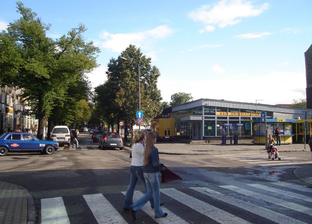 Na tym skrzyżowaniu ulic Piłsudskiego i Reja od października działać ma jedna z czterech kamer systemu monitoringu. Przedsiębiorstwo Usług Specjalistycznych MVB montowało już kamery m.in. w Szczecinku (na zdjęciu w oknie).
