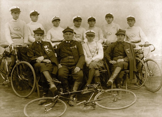 Sekcja kolarska Towarzystwa Gimnastycznego Sokół w Rozwadowie, 1928 roku na archiwalnym zdjęciu.