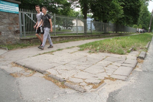 Chodnik przy ulicy Radiowej, między ulicą Kaczorowskiego a aleją IX Wieków Kielc, jest zniszczony.