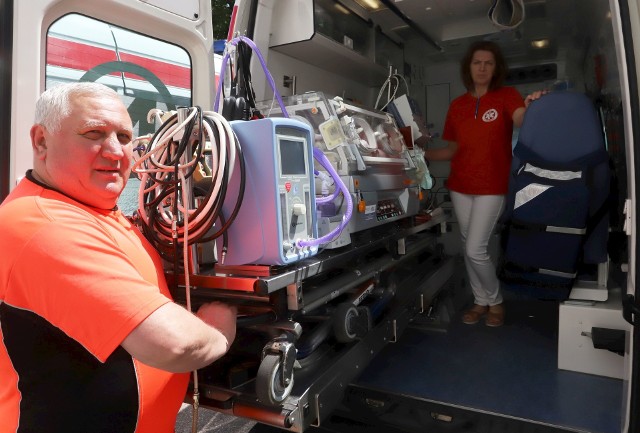Radomskie pogotowie teraz ma do dyspozycji 11-letnią karetkę neonatologiczną. Na zdjęciu ratonik medyczny Agata Powierska i kierowca ambulansu Józef Osuchowski.
