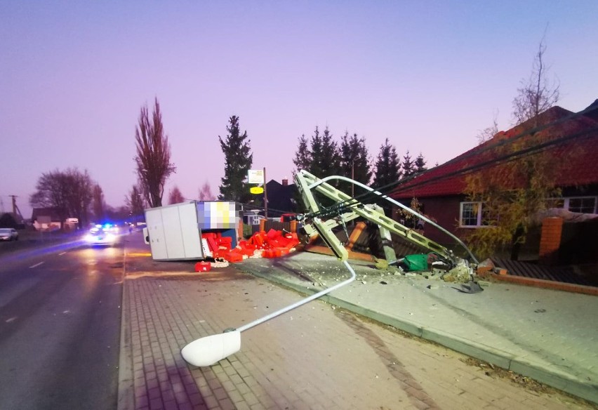 Powiat brodnicki: Kierowca stracił panowanie nad autem, uderzył w słup. 33-latek trafił do szpitala
