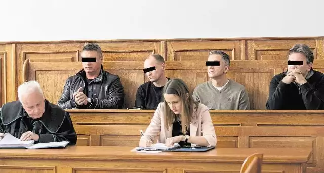 Oskarżony Jacek M. ps. Marchewa ( z lewej) i inni członkowie gangu