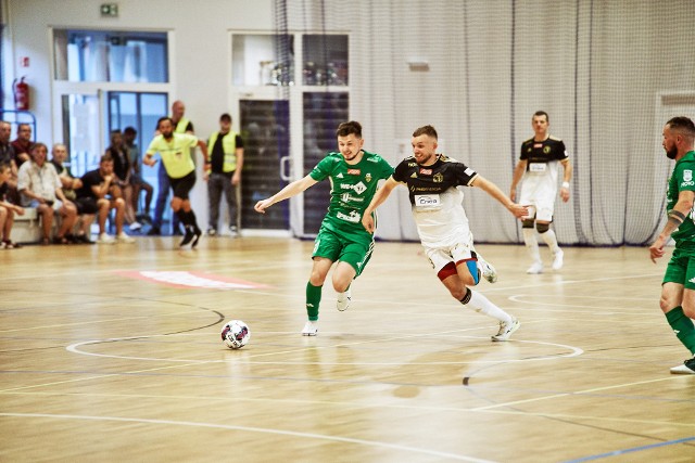 Jagiellonię Futsal (biało-czarne stroje) czeka ciężka próba w hali mistrza Polski z Lubawy