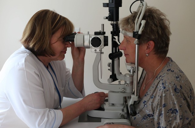 Według lekarzy, konieczność posiadania skierowania do  okulisty i dermatologa wydłuży kolejki i zwiększy koszty leczenia