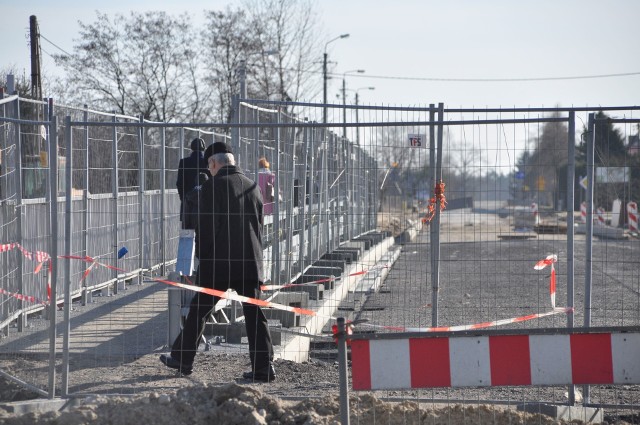 Z wiaduktu na ulicy Jastrzębskiej w Szydłowcu korzystają na razie tylko piesi, udający się na przykład na msze święte do kościoła w pobliskim Szydłówku.Widok z wiaduktu w Szydłówku. Poniżej tego obiektu biegnie ciąg główny trasy ekspresowej S-7. Wykonawca będzie wiosną kontynuował na nim prace.