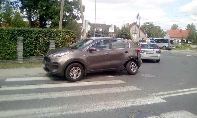 Do zderzenia doszło we wtorek, 24 lipca, na skrzyżowaniu ulic Pionierów Lubskich i Pocztowej w Starym Kisielinie, dzielnicy Zielonej Góry.Kierujący busem marki Fiat wjechał w bok kierującego kią. Na szczęści nikomu nic się nie stało. W aucie osobowym zostało jednak urwane tylne koło. Na miejsce przyjechała zielonogórska drogówka. – Kierujący fiatem został ukarany mandatem w wysokości 500 zł – mówi podinsp. Małgorzata Barska z biura prasowego zielonogórskiej policji.Na miejscu zdarzenia nie ma już utrudnień w ruchu. Zobacz wideo: Wypadek cysterny i trzech osobówek na S3: