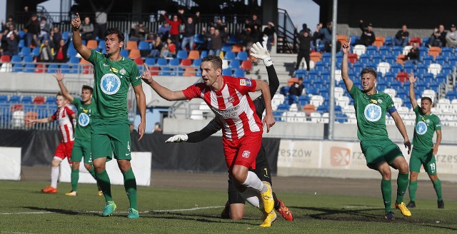 Resovia Rezszów pokonała w Pucharze Polski Wartę Poznań 2:0.