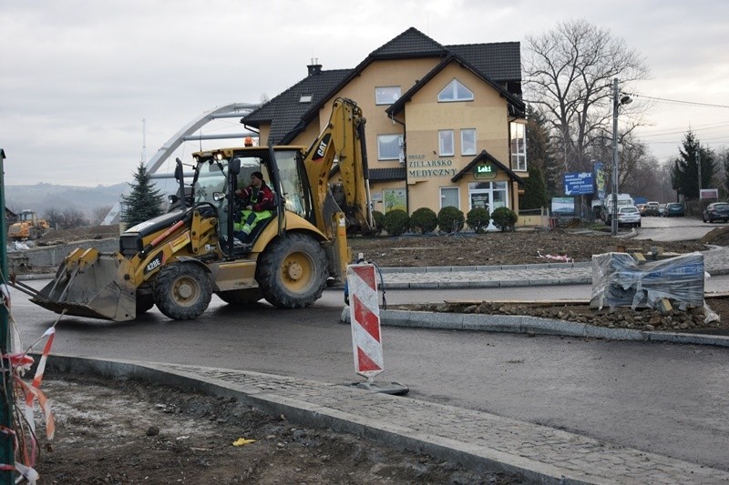 Nowy Sącz. Rondo turbinowe na osiedlu Helena pokryły pierwsze warstwy asfaltu [ZDJĘCIA]