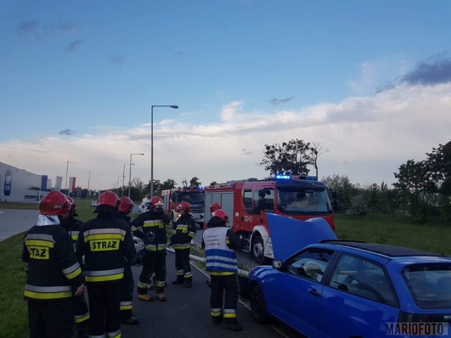 Do zdarzenia doszło na ul. Północnej w Opolu o godz. 19.20. Kierujący seatem stracił panowanie nad autem i swoją jazdę zakończył na latarni. Pogotowie energetyczne, które przyjechało na miejsce, zabezpieczyło kable i przewrócony słup latarni. Kierującemu na szczęście nic się nie stało, został ukarany mandatem karnym. Na miejsce zadysponowano dwa zastępy straży z JRG 2 Opole.