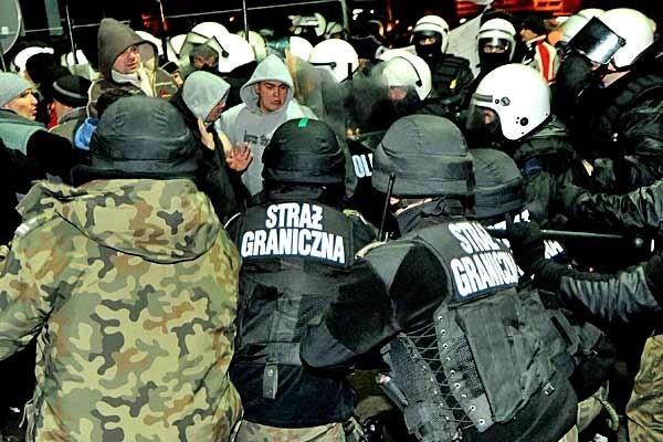 Podczas grudniowych protestów w Medyce policja siłą rozbiła blokadę przejścia granicznego.