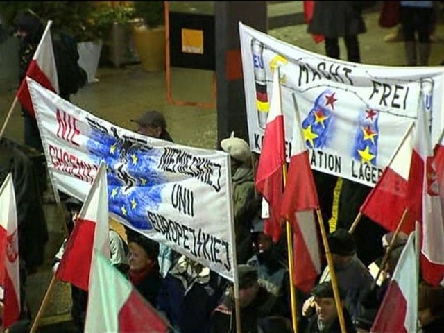 Kontrowersyjne transparenty na marszu PiS w Warszawie