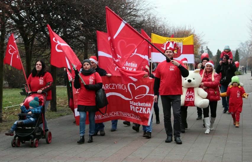 Grudziądzcy wolontariusze "Szlachetnej Paczki" z liderem,...