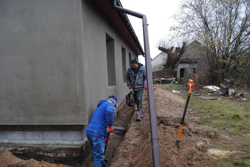 Przebudowa remizy w Jeżowicach w gminie Włoszczowa. Będzie cieplej, oszczędniej i ekologicznie. Zobaczcie zdjęcia