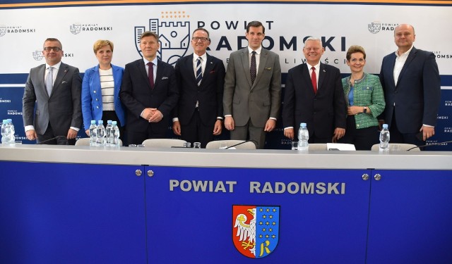 Umowy podpisane zostały we wtorek, 16 maja w siedzibie Starostwa Powiatowego w Radomiu.