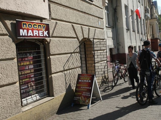 Działający od niedawna sklep Nocny Marek przy ul. Sienkiewicza w Słupsku, nawiązujący nazwą do czasów PRL, jest jak za dawnych lat ważnym punktem handlowym. 
