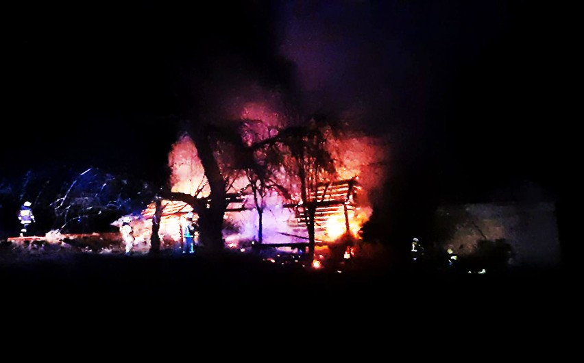 Wielki ogień i akcja gaśnicza pół setki strażaków we wsi Roztoka pod Limanową