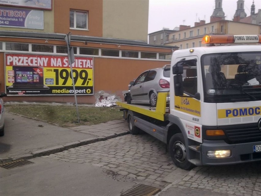 Wjechał w Budynek
Kolizja w Brzegu