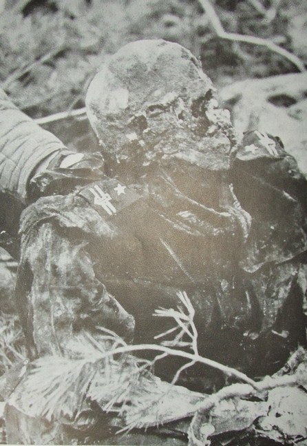 Zwłoki majora Wojska Polskiego wydobyte z grobu w Katyniu - wiosna 1940 r.