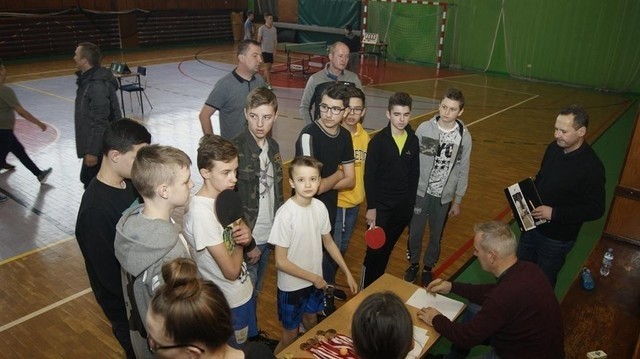 Uczniowie z Osięcin walczyli przy stole o każdą piłkę. Dla najlepszych były medale, a dla wszystkich - pizza!