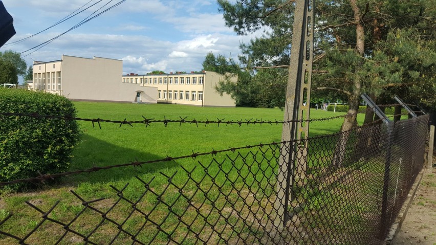 Plac przy szkole w Drwalewie czeka na prawdziwe boisko.