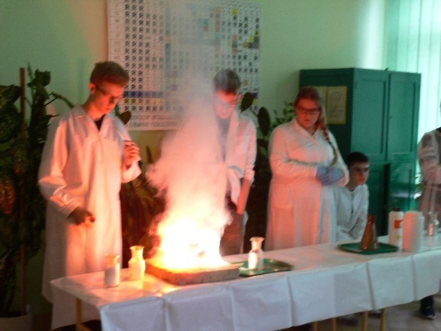 Doświadczenia przygotowane przez młodzież z Gimnazjum numer 3 pokazy uczniom szkół podstawowych, że chemią i fizyką można się także naukowo bawić.