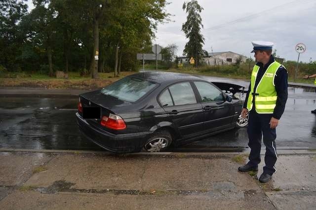 Wyprzedzanie na łuku drogi, zakończyło się czołowym zderzeniem bmw i forda