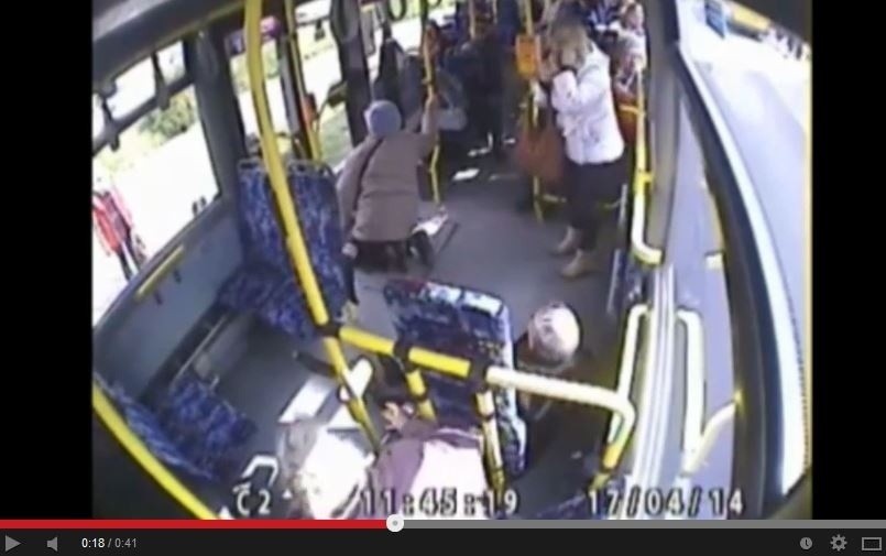 Ostre hamowanie autobusu. Pasażerka uderza głową w metalową poręcz [FILM z monitoringu]