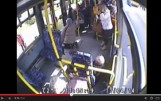 Ostre hamowanie autobusu. Pasażerka uderza głową w metalową poręcz [FILM z monitoringu]
