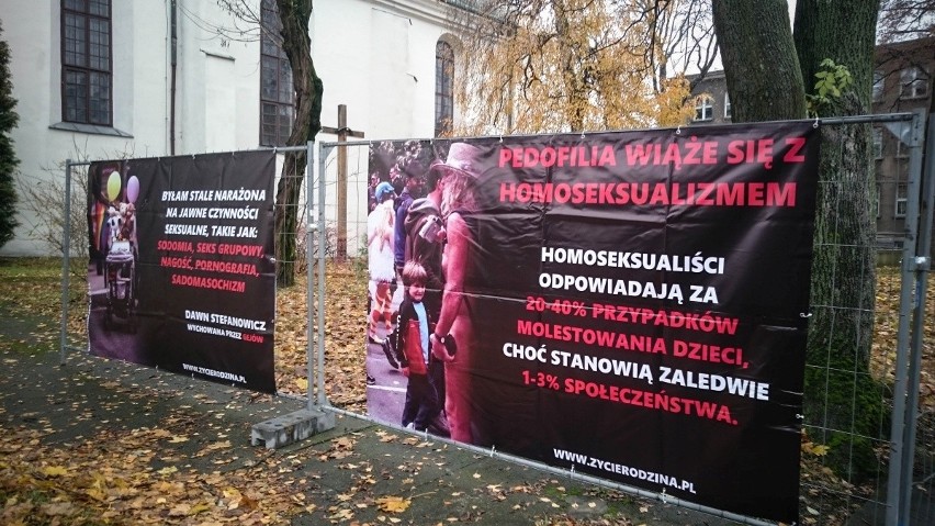 Homofobiczna wystawa stanęła przy kościele pw. Nawrócenia...