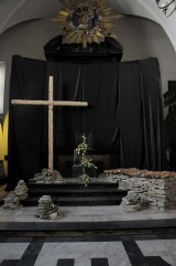 Wierni odwiedzają Groby Pańskie w krakowskich kościołach [ZDJĘCIA]