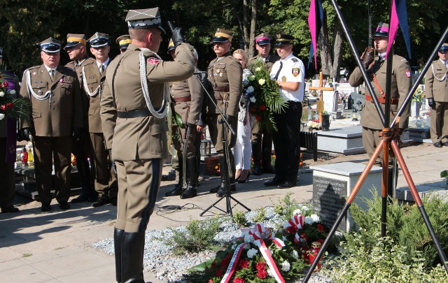 Uczestnicy XXXI Zjazdu Kawalerzystów na mogile niedawno zmarłego kawalerzysty pułkownika Zbigniewa Makowieckiego złożyli kwiaty i znicze oddając cześć wspaniałemu człowiekowi i żołnierzowi II RP.