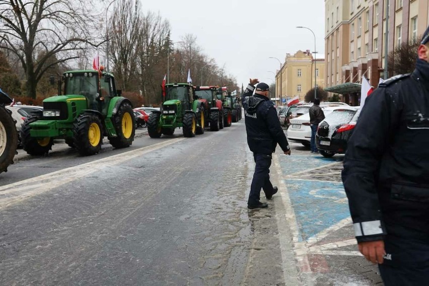 Rolnicy protestowali w środę 24 stycznia pod Urzędem...