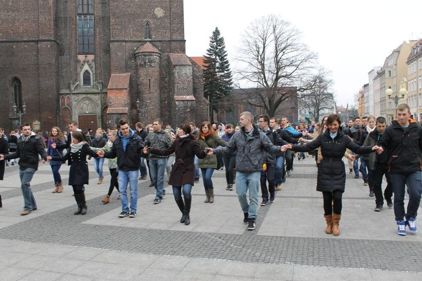 Obowiązkowy na każdym balu studniówkowym taniec wykonali...