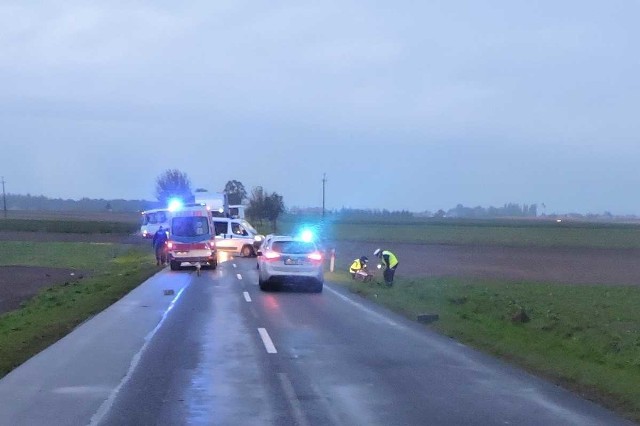 Do tragedii doszło dziś o godz. 6  na drodze wojewódzkiej nr 270 w gminie Lubraniec. -  Jako pierwsi na miejscu zdarzenia byli policjanci z włocławskiej „patrolówki”, którzy wracając z interwencji, zauważyli stojącego na drodze forda oraz leżącego nieopodal mężczyznę i rower - informuje nadkom. Joanna Seligowska-Ostatek, oficer prasowy KMP we Włocławku. - Niestety pomimo prowadzonej przez policjantów i załogę karetki pogotowia resuscytacji, mężczyzna zmarł.Policja pod nadzorem prokuratora ustala tożsamość ofiary oraz przyczyny tragedii. Według wstępnych ustaleń kierujący fordem 57-letni mężczyzna potrącił pieszego, który prowadził rower. Policjanci ustalili, że kierowca forda był trzeźwy. Dokładne okoliczności wypadku wyjaśni śledztwo. Pogoda na dzień (11.10.2017) | KUJAWSKO-POMORSKIEŹródło: TVN Meteo Active/x-news